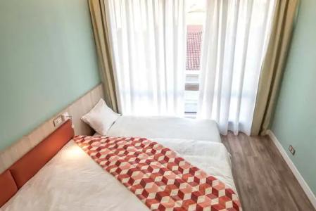 Brown Kubic, a member of Browns - 1