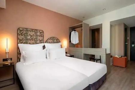 Brown Kubic, a member of Browns - 46