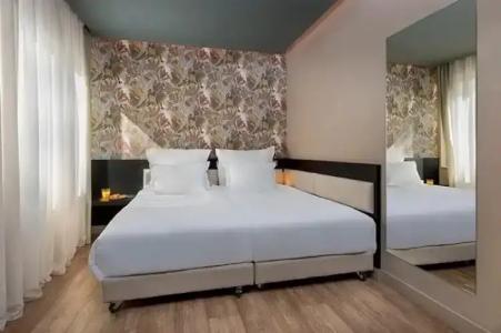 Brown Kubic, a member of Browns - 35