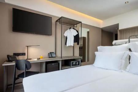 Brown Kubic, a member of Browns - 3