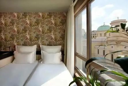 Brown Kubic, a member of Browns - 37