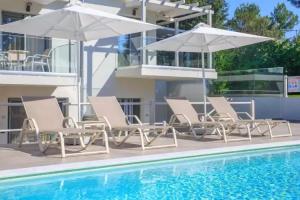 The Elegant Apartments, Potos