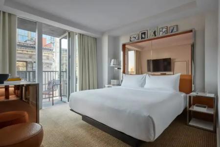 Mondrian Park Avenue - 110