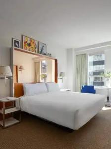 Mondrian Park Avenue - 121