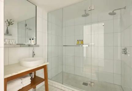 Mondrian Park Avenue - 126