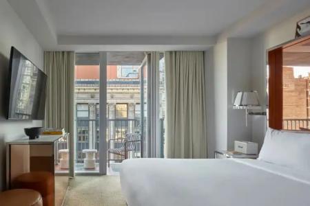 Mondrian Park Avenue - 112