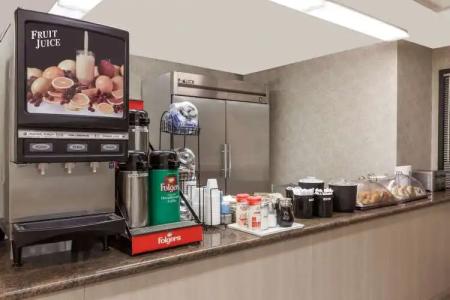 Ramada by Wyndham Bakersfield - 10