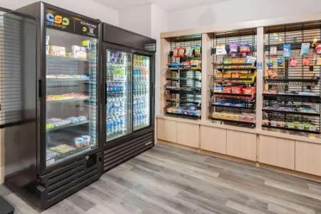 Ramada by Wyndham Bakersfield - 12