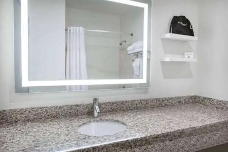 Ramada by Wyndham Bakersfield - 8