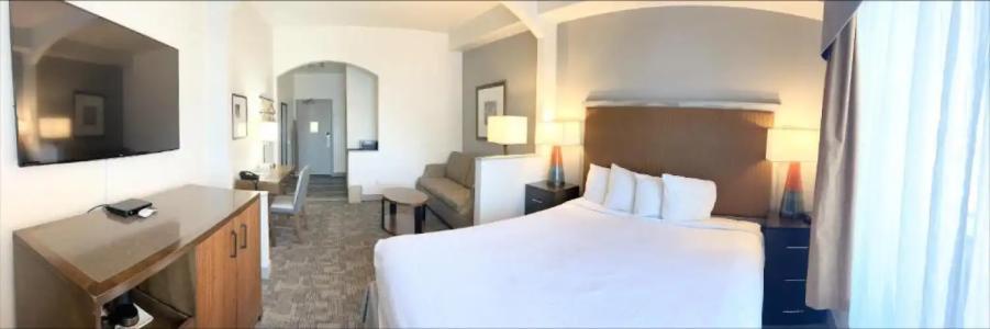 Ramada by Wyndham Bakersfield - 32