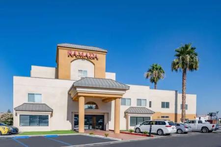 Ramada by Wyndham Bakersfield - 1