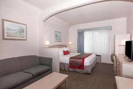 Ramada by Wyndham Bakersfield - 27