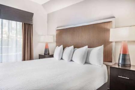 Ramada by Wyndham Bakersfield - 4