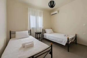 Gennadi Serenity House- beachfront villa with pool, Gennadi