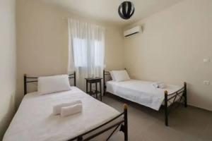 Gennadi Serenity House- beachfront villa with pool, Gennadi