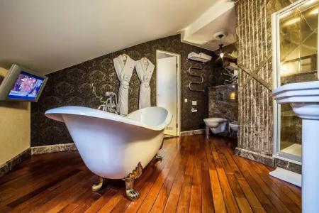 Imperial & Restaurant - 65