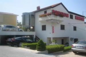 Pansion Martin, Podstrana
