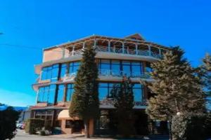 Hotel Konti, Corce