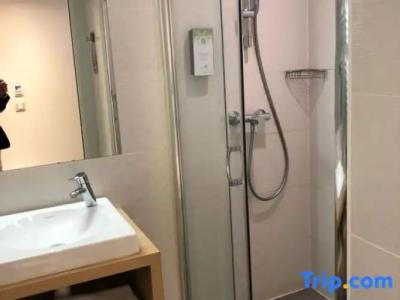 Kyriad Paris 18 - Porte de Clignancourt - Montmartre - 132