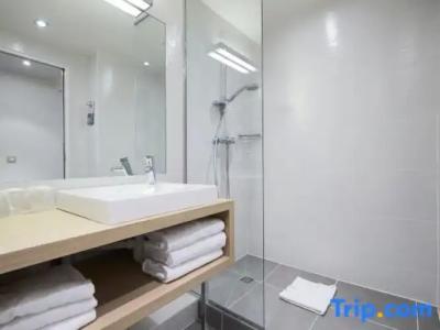Kyriad Paris 18 - Porte de Clignancourt - Montmartre - 130