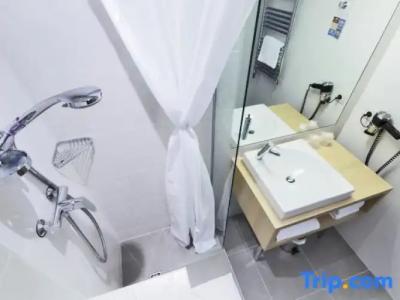 Kyriad Paris 18 - Porte de Clignancourt - Montmartre - 127