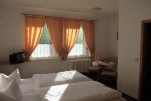Zur Edlen Krone Mini-hotel, Neuhausen