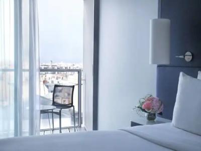 Renaissance Paris Arc de Triomphe - 74