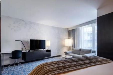 Renaissance Paris Arc de Triomphe - 92