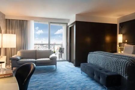 Renaissance Paris Arc de Triomphe - 94