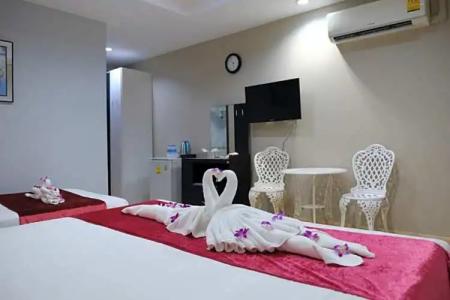 The Beach Front Resort, Pattaya - 35