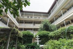 Feung Nakorn Balcony Rooms and Cafe, Bangkok