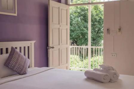Feung Nakorn Balcony Rooms and Cafe - 1