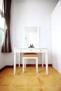 Feung Nakorn Balcony Rooms and Cafe - 32
