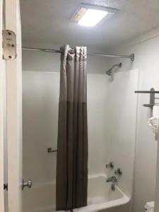 Super 8 by Wyndham Asheville/Biltmore - 13