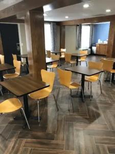 Super 8 by Wyndham Asheville/Biltmore - 11