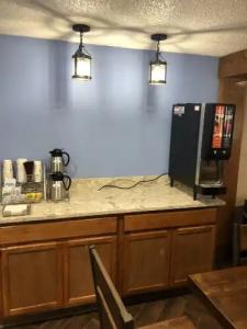 Super 8 by Wyndham Asheville/Biltmore - 10