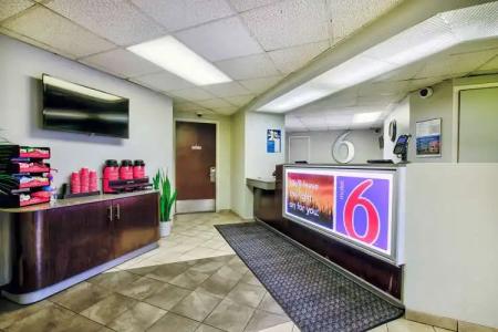 Motel 6-Duluth, MN - 12