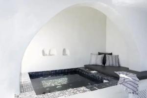 Helianthus Suites- Caldera Caves, Oia