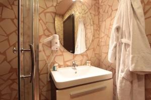 White Lotus Hotel, Athens