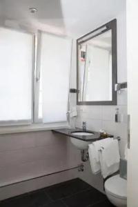 & Gästehaus Seehof - 12