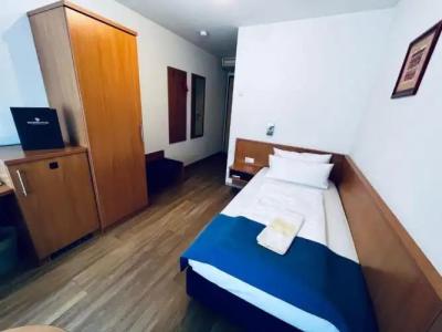 & Restaurant Goldener Pflug - 28