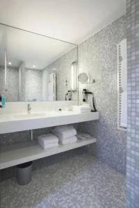 Empire Riverside - 100