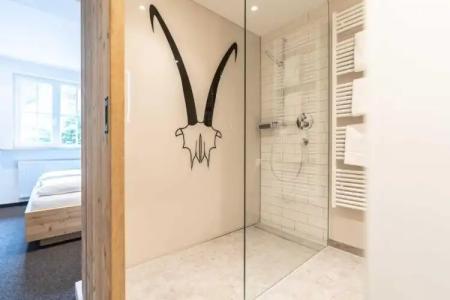 Blaue Gams ***S - 142