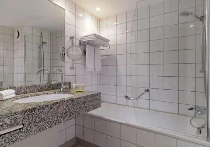 Courtyard by Marriott Duesseldorf Hafen - 8