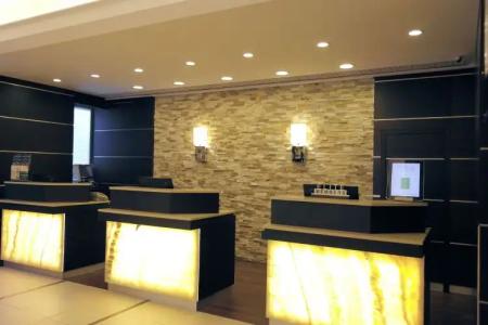 Courtyard by Marriott Dusseldorf Seestern - 1