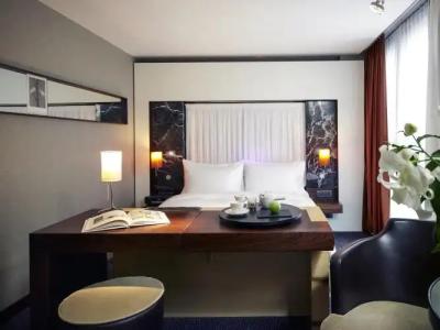 Luc, Autograph Collection - 1