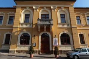 Madi Kuria Hotel, Mad