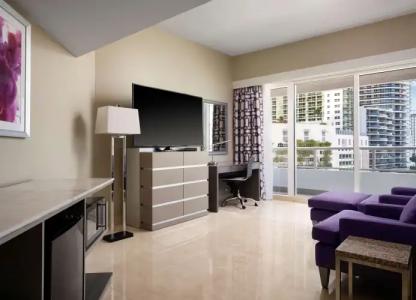 DoubleTree by Hilton Grand Biscayne Bay - 85