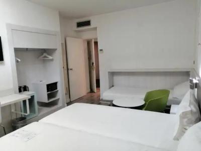 Ibis Styles Madrid Prado - 35