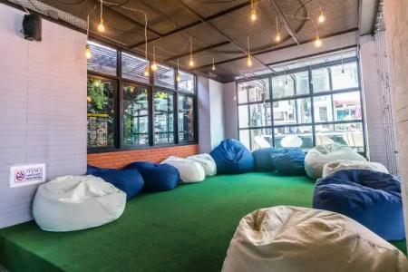18 Coins Cafe & Hostel - 9